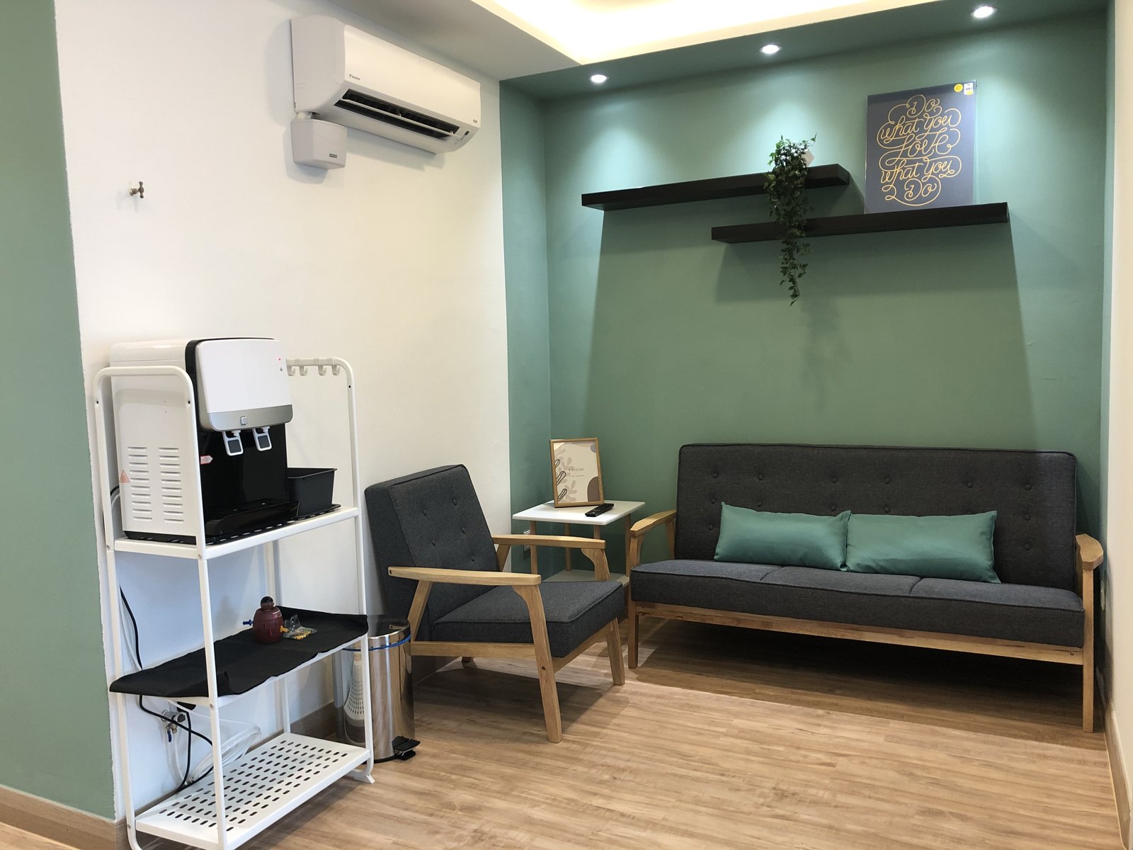 Waiting lounge with seating at the Seksyen 14 clinic