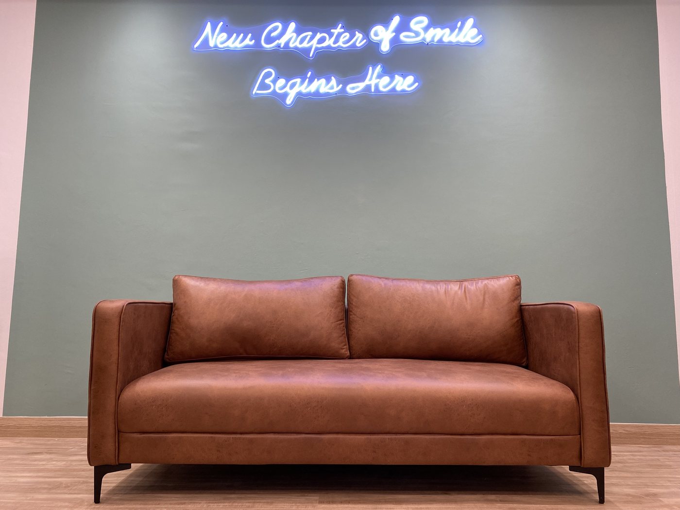 Waiting lounge with neon sign at the Seapark SS2 clinic
