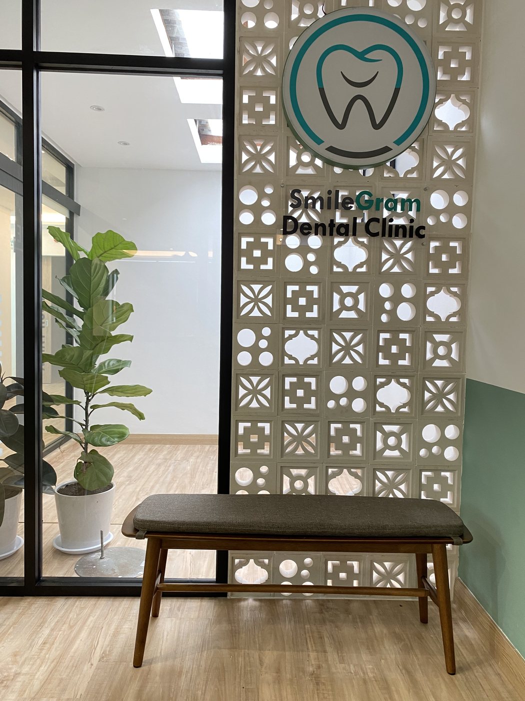 Entrance bench and feature wall at the Seapark SS2 clinic