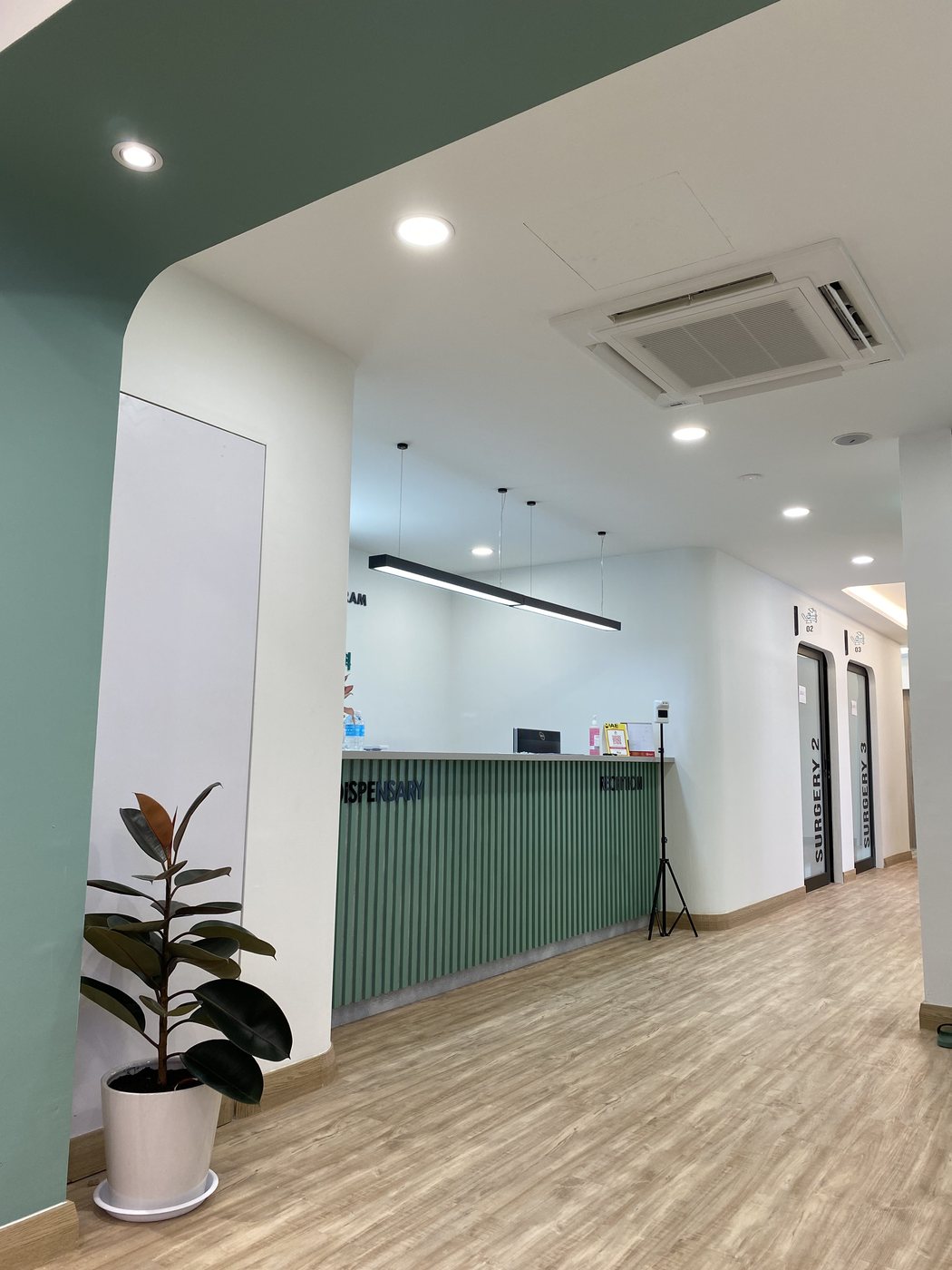 Reception and waiting area at the Seapark SS2 clinic