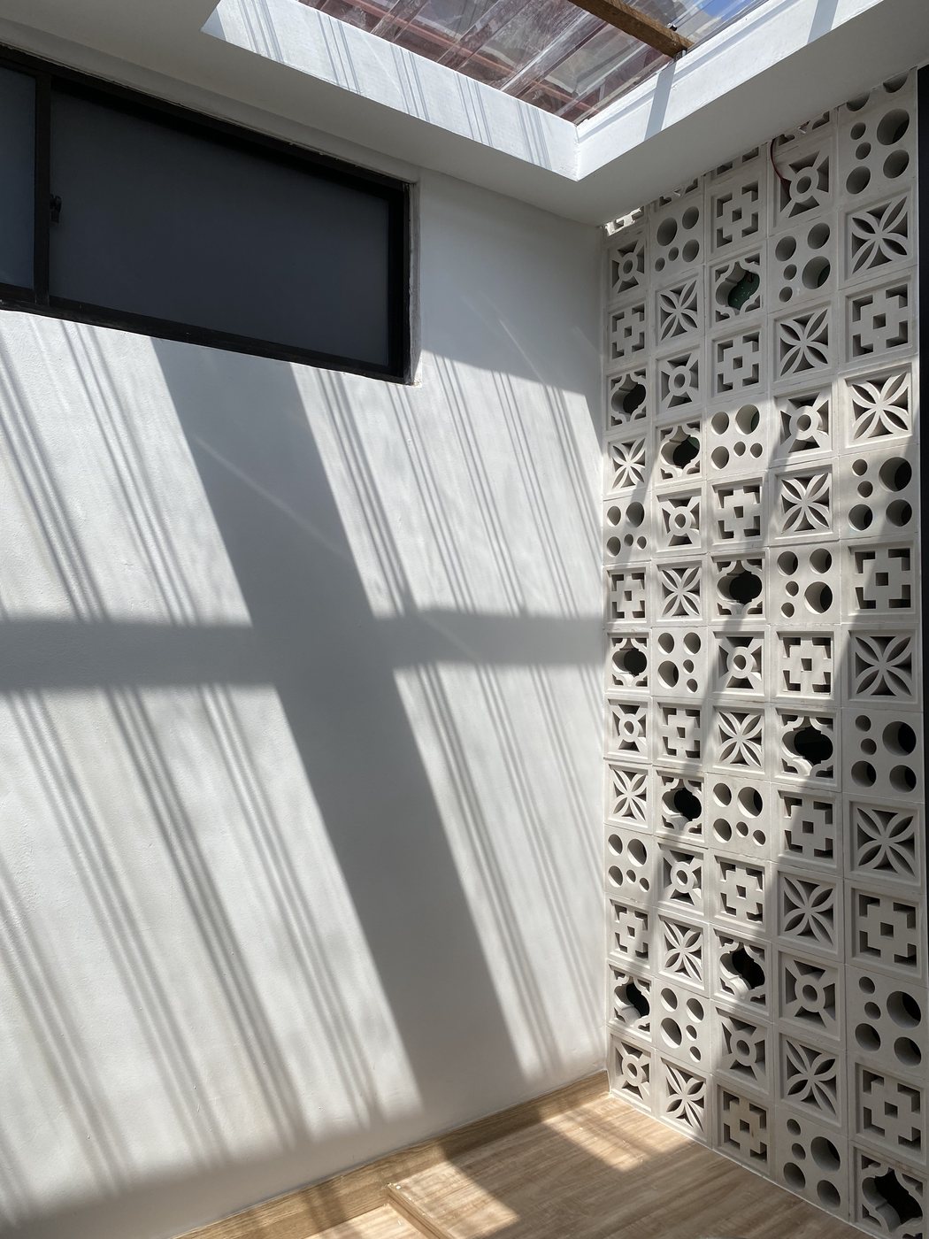 Decorative feature wall at the Seapark SS2 clinic